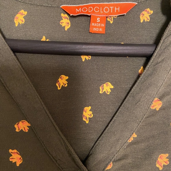 MODCLOTH Henley Knit Top in Leaves, Olive Green, Adjustable Sleeves, Small - Picture 6 of 6